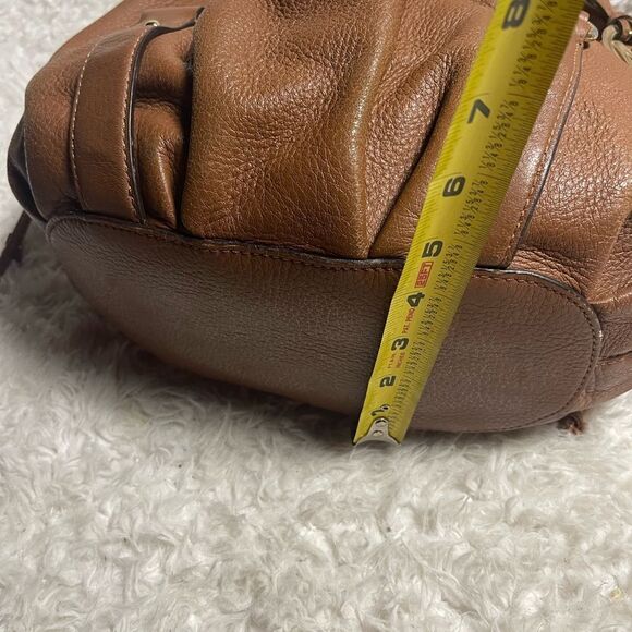 Michael Kors Brown Leather Medium bucket style shoulder bag gold tone Hardwares. - Picture 16 of 16